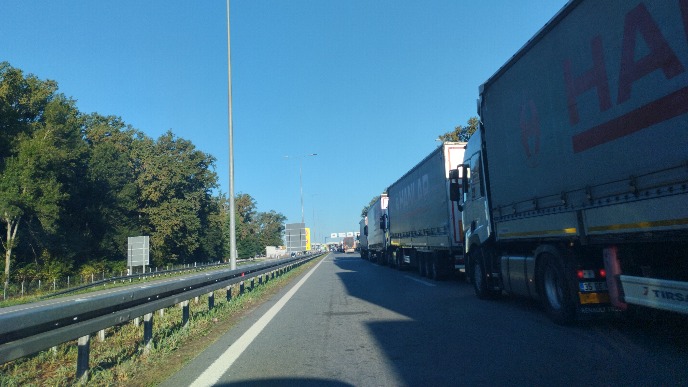 Kamioni satima na granici